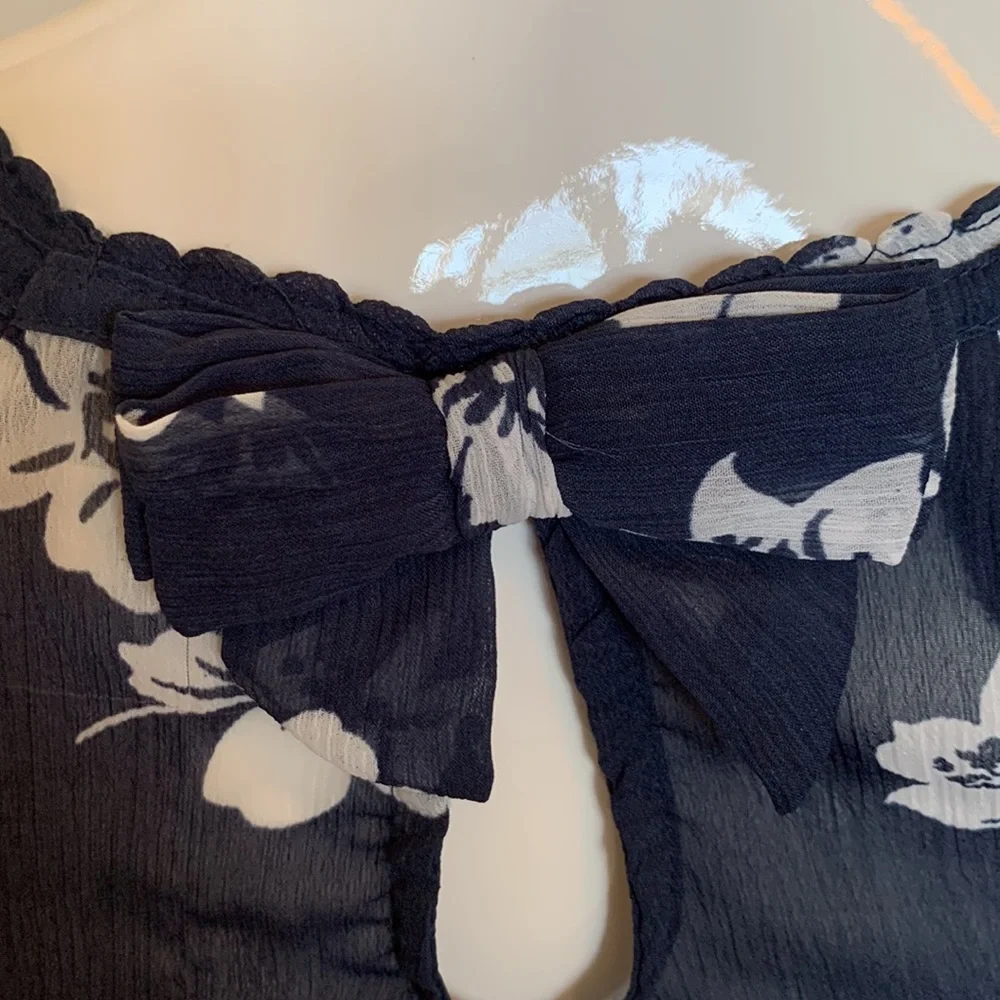 EUC Hollister Floral Sheer Top. • Size XS